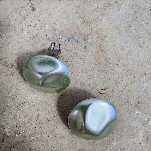 Vintage Pearlescent Mint Clip on Earrings made in Japan - Picture 2 of 6